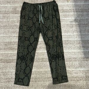 Lululemon athletic pants green alligator print